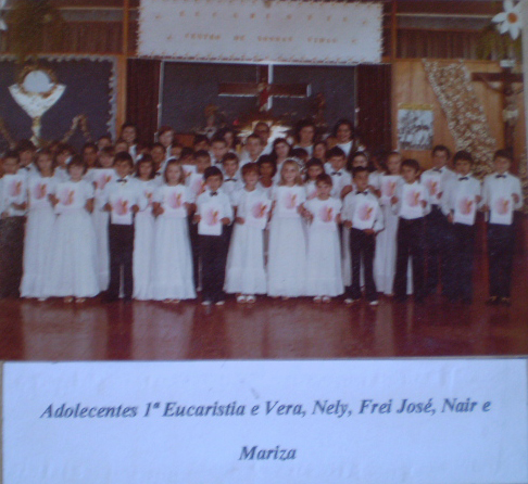 Adolecentes 1ª Eucaristia e Vera, Nely, Frei José, Nair e Mariza.